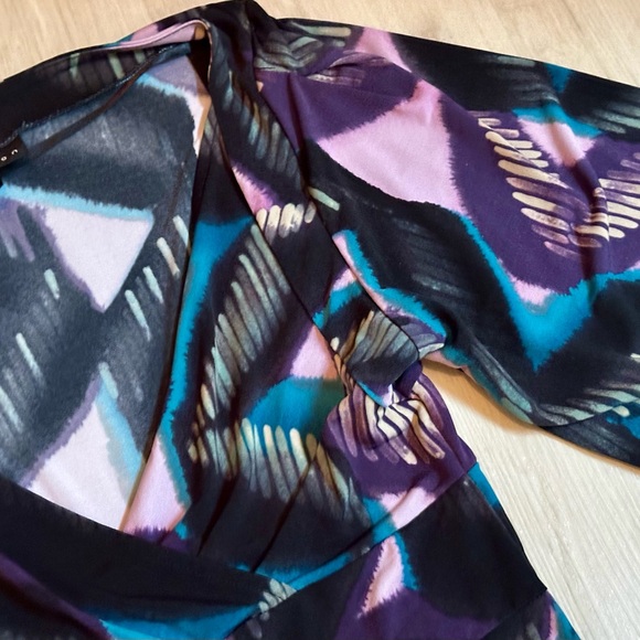 Women’s Attention Multicolor V-Neck Blouse, Size M, Short Sleeve, Stretchy, Cute - Picture 4 of 16